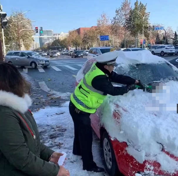 山东一女司机火了,驾驶“独眼龙”汽车上路,理由把交警都气笑了