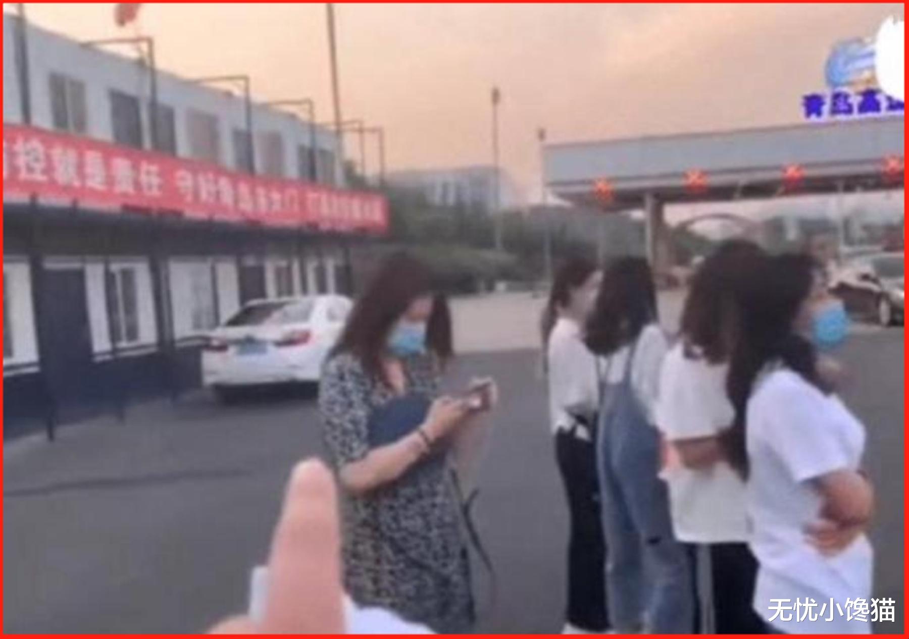 男子开7座车拉7人,交警因超载将其拦下,车主:难道我也算人?