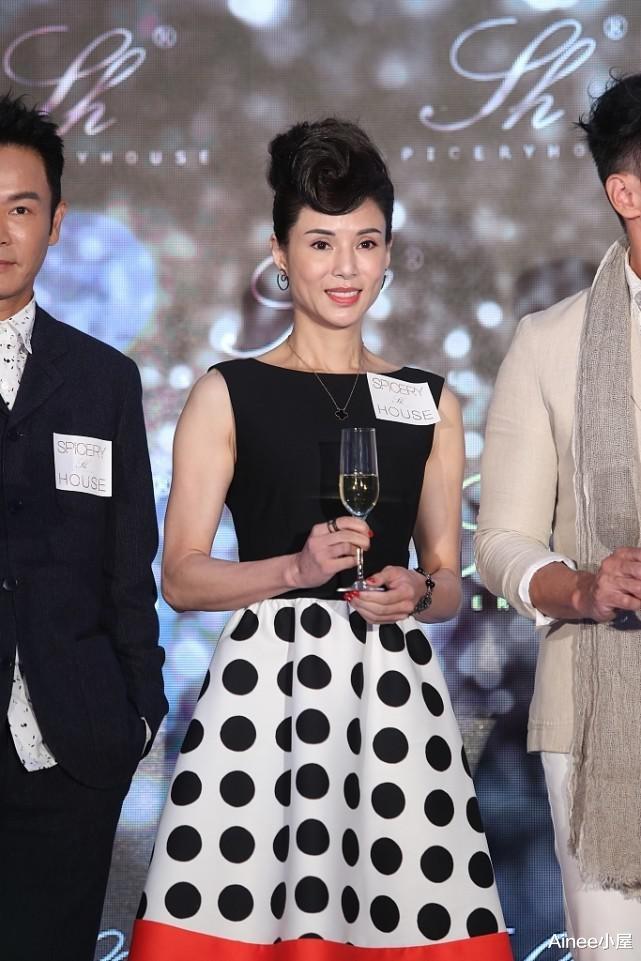 Ainee小屋|别再夸李若彤不老了，和温碧霞同框才知道差距，穿裙装气韵不同