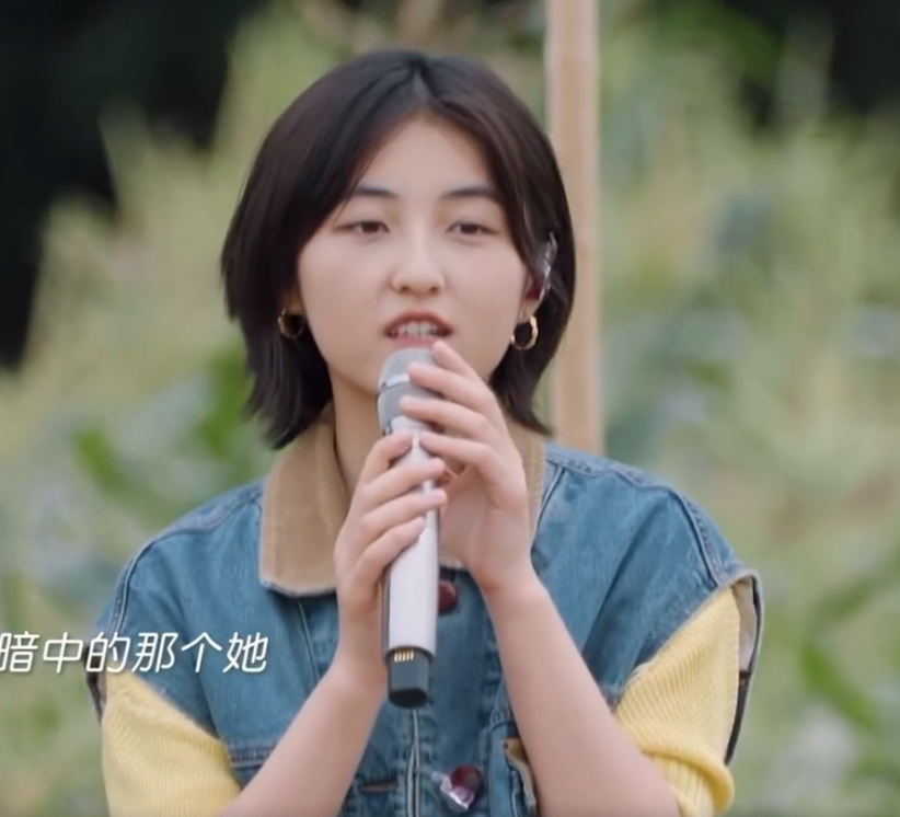 张子枫|《向往的生活》收官！张子枫温柔献唱，身穿牛仔嫩得好像还没长大