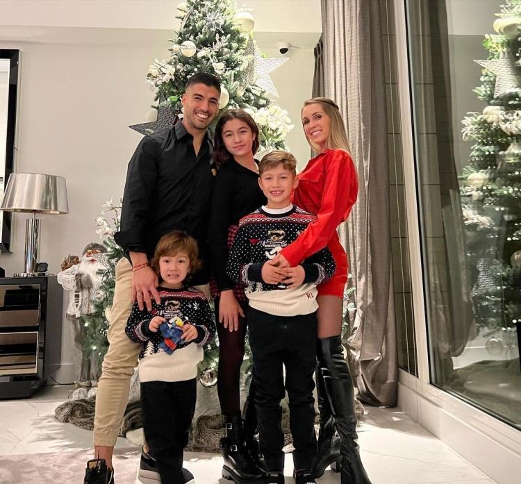 圣誕節(jié)|十大球星齊送圣誕祝福，女友個個顏值高，球迷贊稱人生贏家