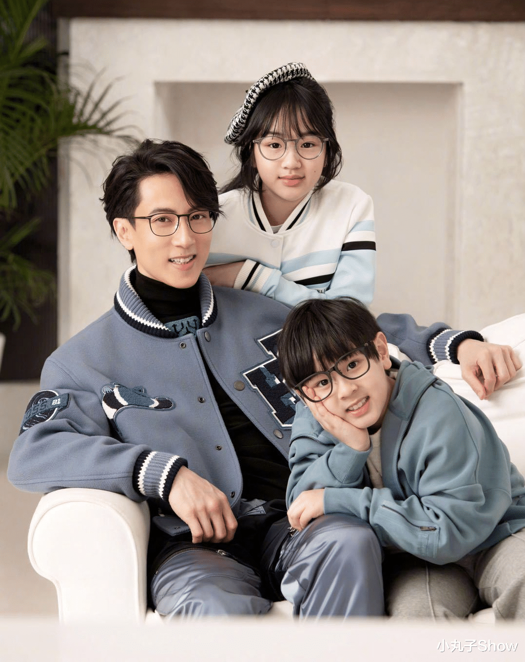 吴尊|吴尊携儿女拍亲子大片,沙发玩电动超级温馨,星二代颜值越来越高