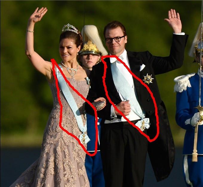 当年的明月 英女王用专门首饰固定缎带,而卡米拉则用玛丽的胸针,比戴妃还壕