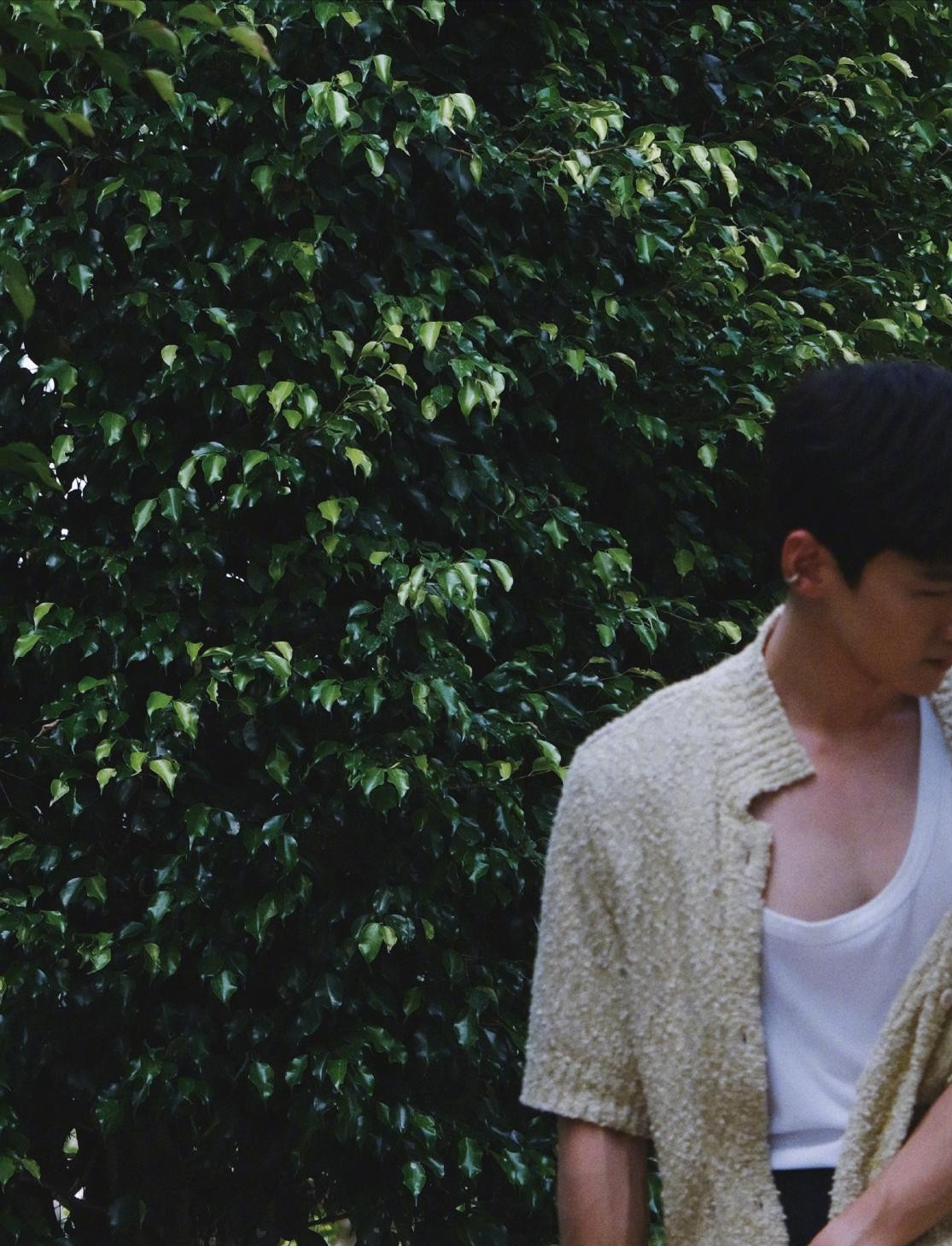 Lady变美日记|“出道7年”的白敬亭，衣品越来越好，针织开衫配拖地裤好时髦