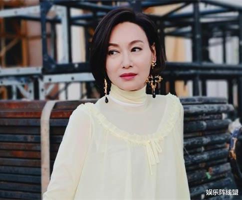 惠英红|惠英红苦难情史：被富二代嫌弃，遭男友背叛，苦等水兵48年仍未婚