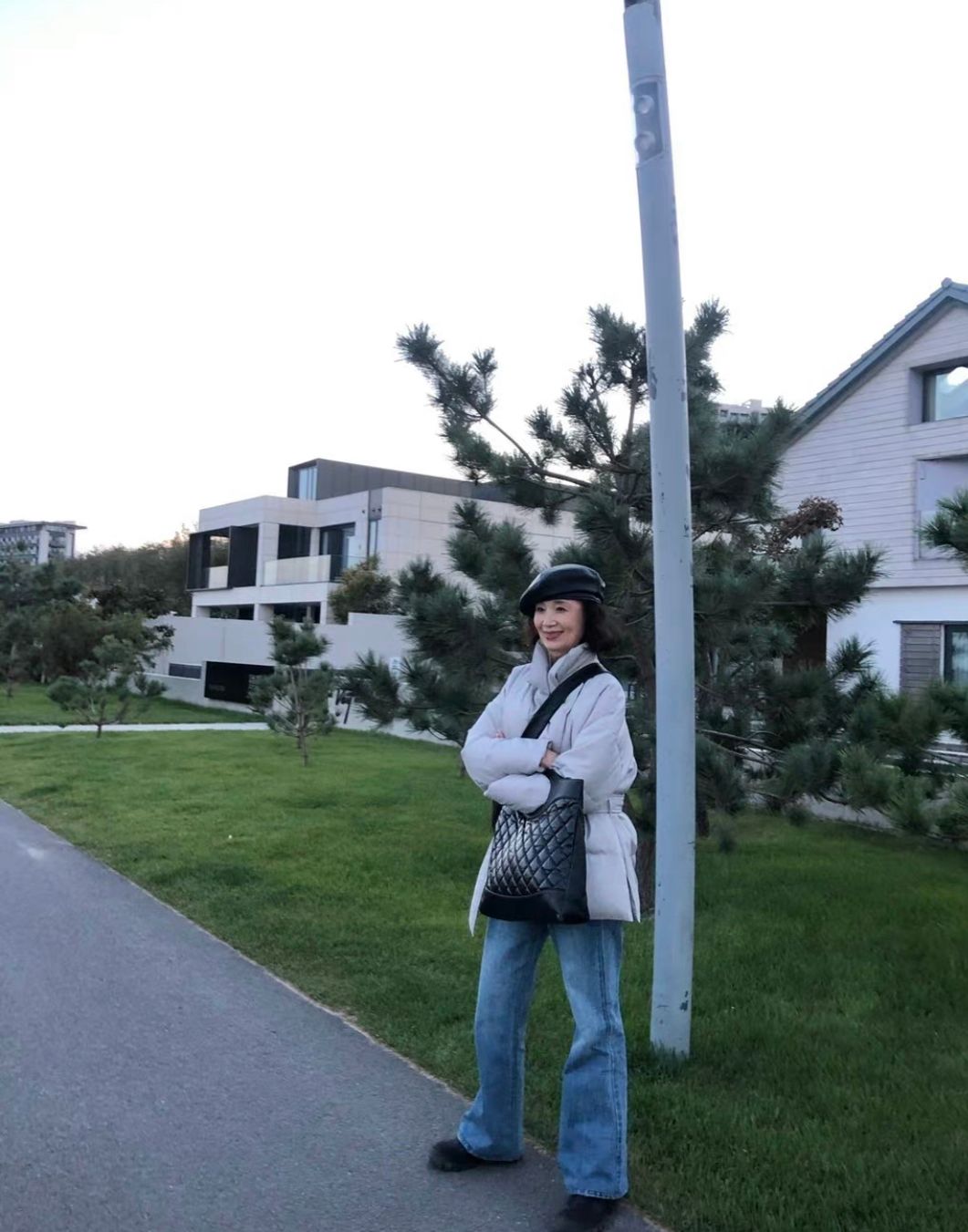 潮帮先生 三木妈妈不戴帽子也好美，基础款就能穿出高级感，58岁气质太出众