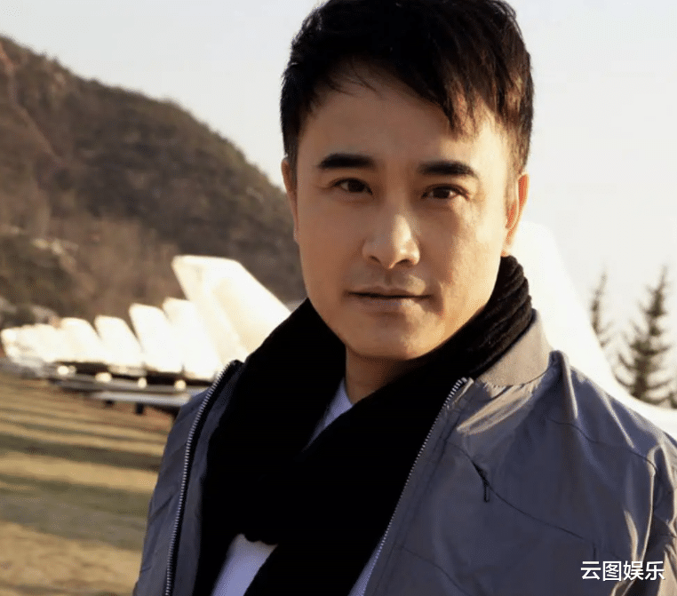 施羽|59岁男星施羽近照精神好，入行30年零绯闻，低调娶妻生娃家庭幸福