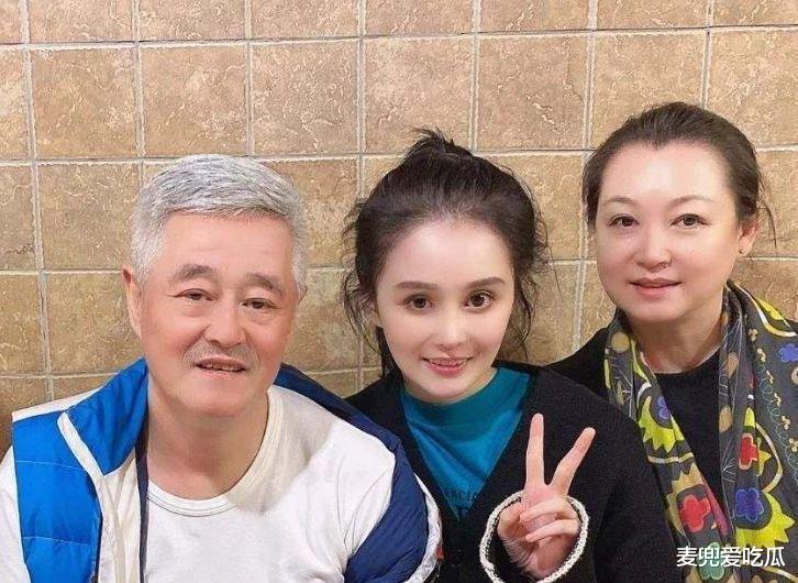 赵本山|赵本山女儿用餐引热议，坐姿被指不雅观，自爆一顿早餐花十万