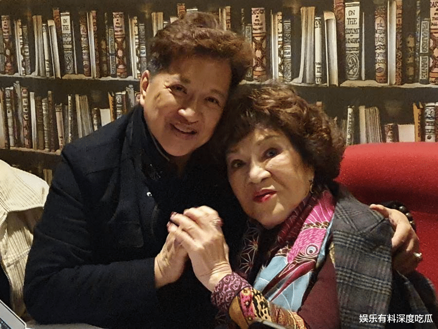 罗霖|84岁女星与老公秀恩爱，被老公当场公主抱，称晚上不抱一起睡不着