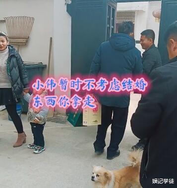 朱之文|朱之文懒理陈亚男，一身红衣现身商演，儿子朱小伟又成“香饽饽”