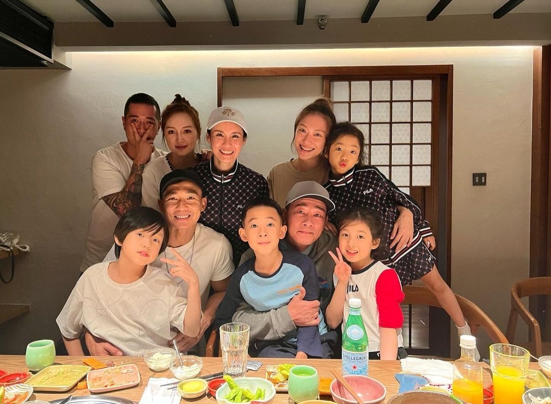 小泡芙|刘畊宏晒爸爸5聚会照，春哥一手抱Jasper一手抱小泡芙，笑容满足