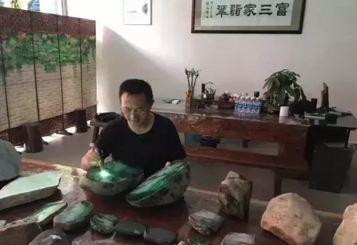 |古训说灯下不观玉，现在看翡翠却要打强光，为啥？