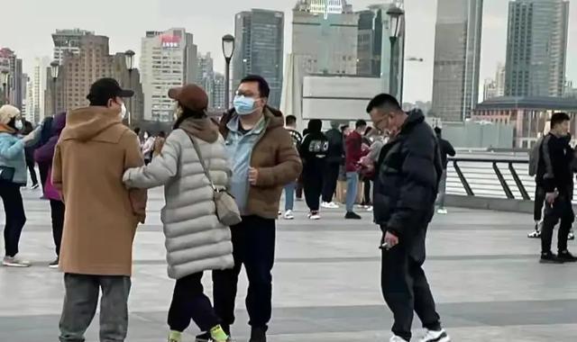 黄渤|黄渤被拍到和美女在酒吧狂欢，深夜同回酒店，好男人形象崩塌