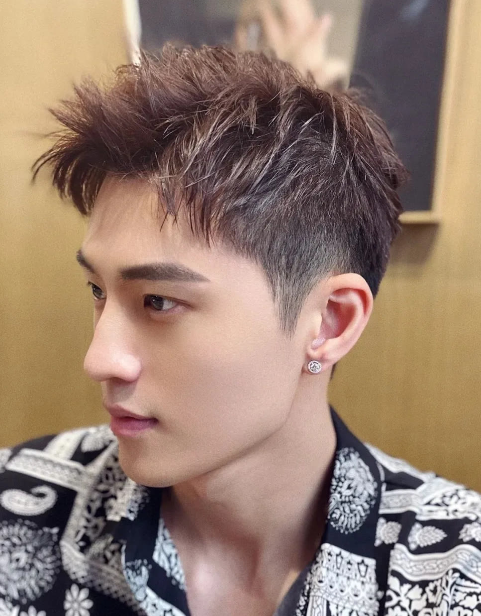 镜子发型 2021极具人气的8种男士发型,帅气有型不落伍,适合大多数男士