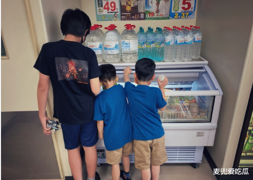 小小志|林志颖与儿子玩魔方，意外暴露kimi真实颜值，原来他真的长残了？