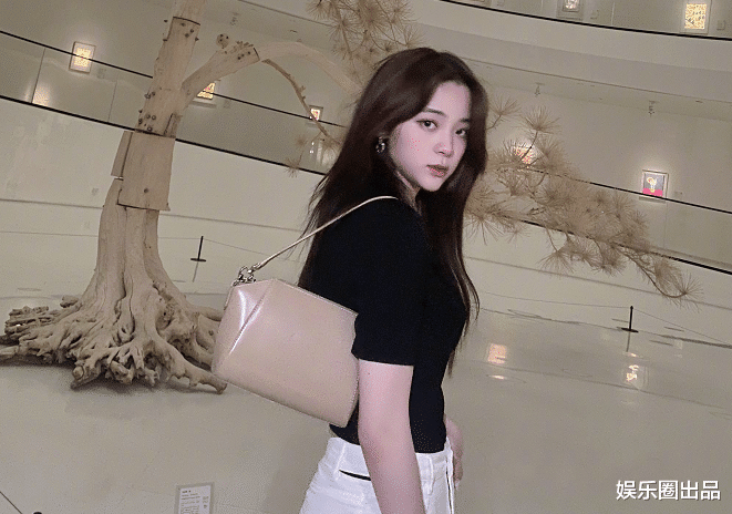 欧阳娜娜|欧阳娜娜在商场凹造型，腿型我给满分，侧身状态就不敢恭维了