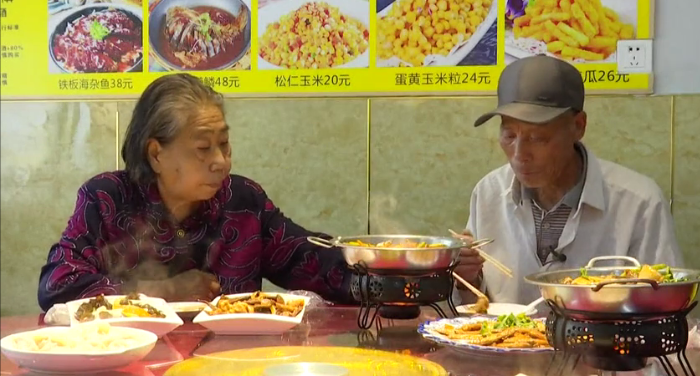 清白路人 68岁女相亲，自称能给自己打满分，男方：她这样的我能找百八十个