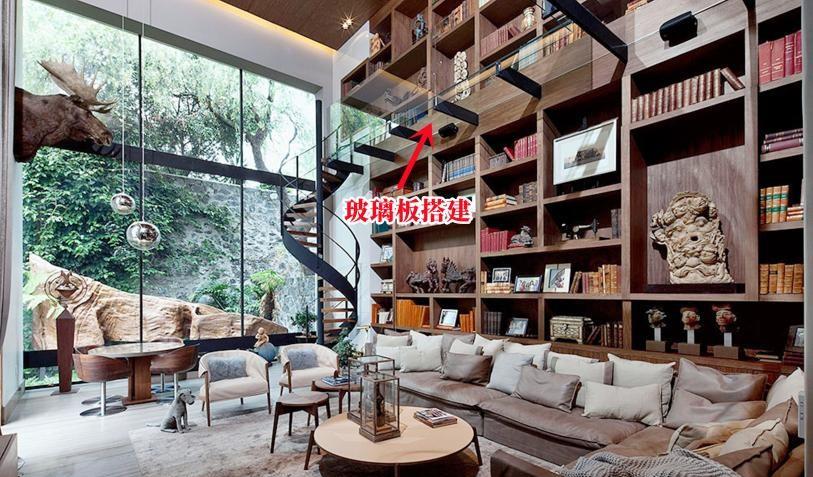 被这面书架墙吸引到了!挑空接近4米高,像是把图书馆搬到家里了