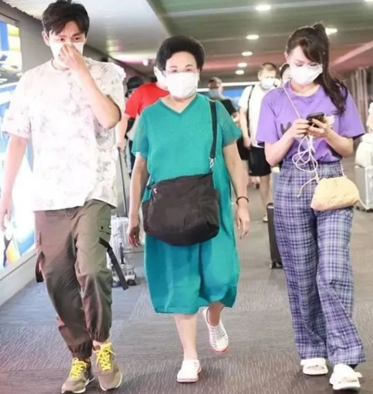 潮流新风 伊能静和婆婆走机场，T恤配格纹裤文艺又少女，婆婆打扮更时髦