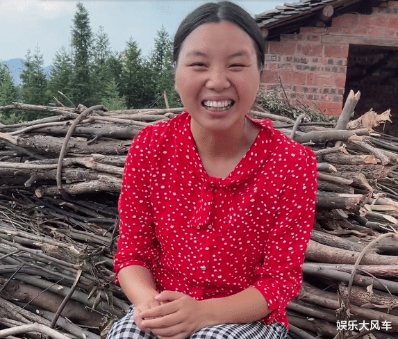 神行太保|小春花怀孕8个月，挑重担喂猪健步如飞，网友：怀的是神行太保？