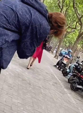 杨幂|杨幂坐玛莎拉蒂拍戏，雪糕一口不吃，化一块掉落满脸嫌弃丢给助理