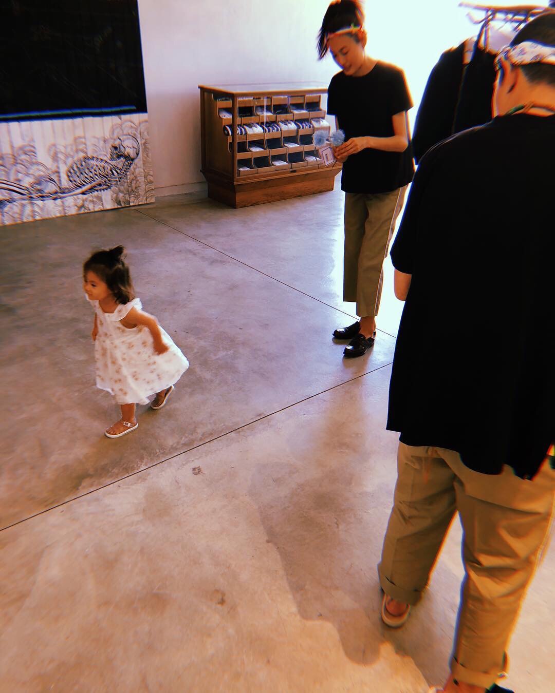 陈冠希|陈冠希洛杉矶新店开业，在更衣室拍全家福，女儿表情好拽更像老板