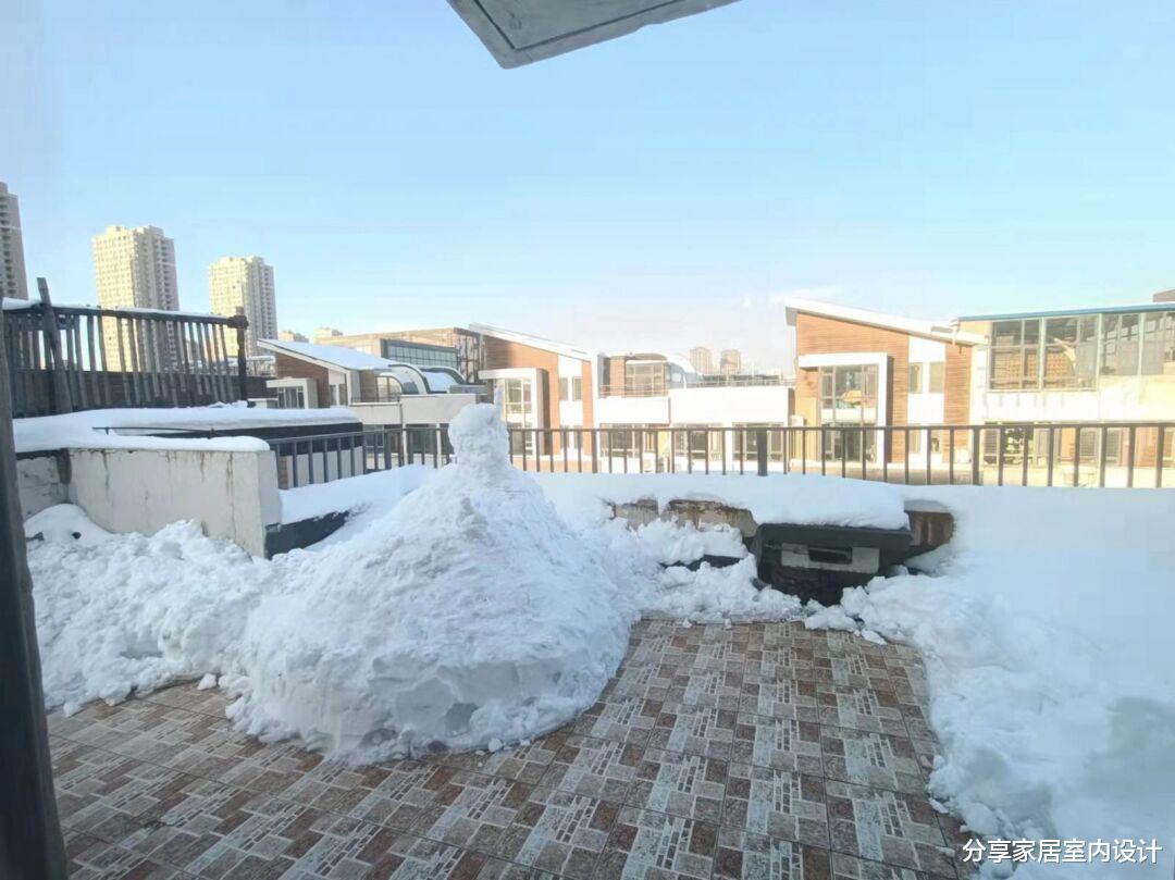 不顾反对坚持买最顶层的房子，入住后冬天在家玩堆雪人，谁见过？