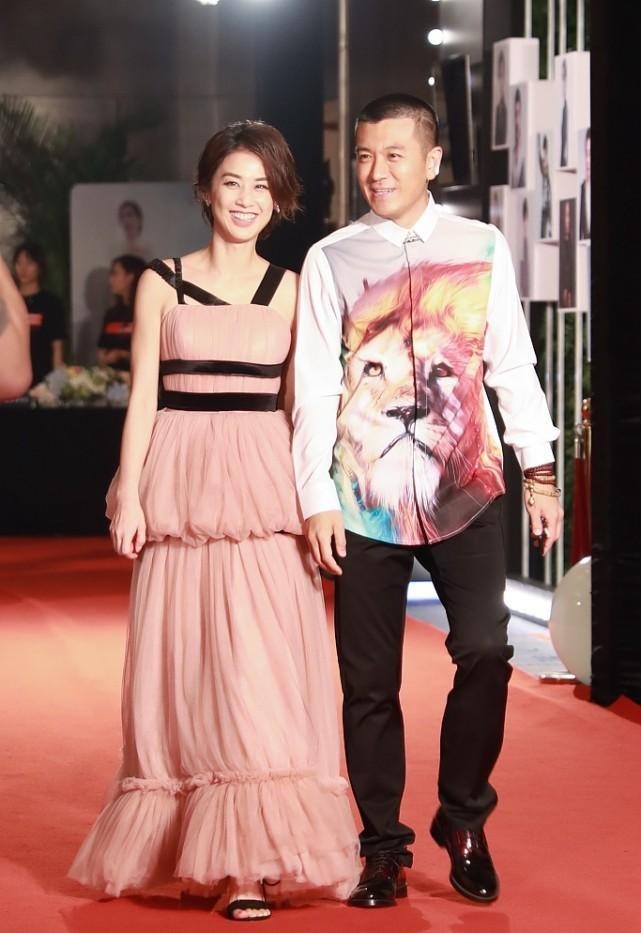 白小白的衣橱|黄圣依和老公合体出行，她一袭粉裙挺娇媚，老公却像“土豪”