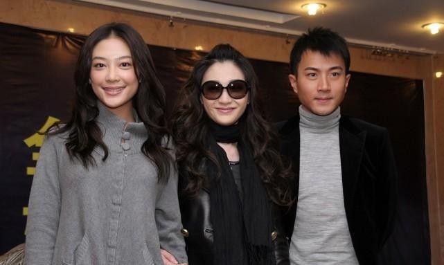 BiuVogue|应采儿虽然没李小冉白，穿的灰色服装也挺普通的，但笑容很抢镜