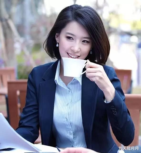 九天揽月月|女儿考上大学，继父狠心将女儿赶出家门，6年之后开豪车归来