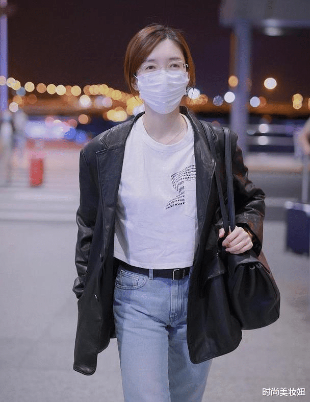 林俊杰|秦岚身材好真任性，穿“男友皮衣”配小脚裤走机场，又飒又美