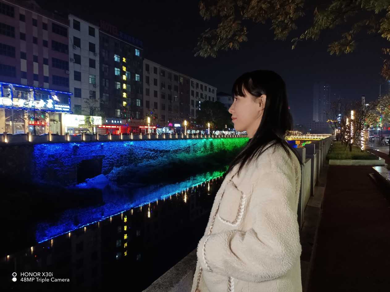 荣耀X30i首发上手体验：千元手机的质感被推上了新高度？