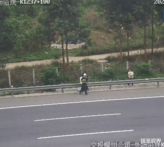 眼鉴视界 广西一男子高速上多次欲将孩子扔进车流，被抓后称：喝完酒发酒疯