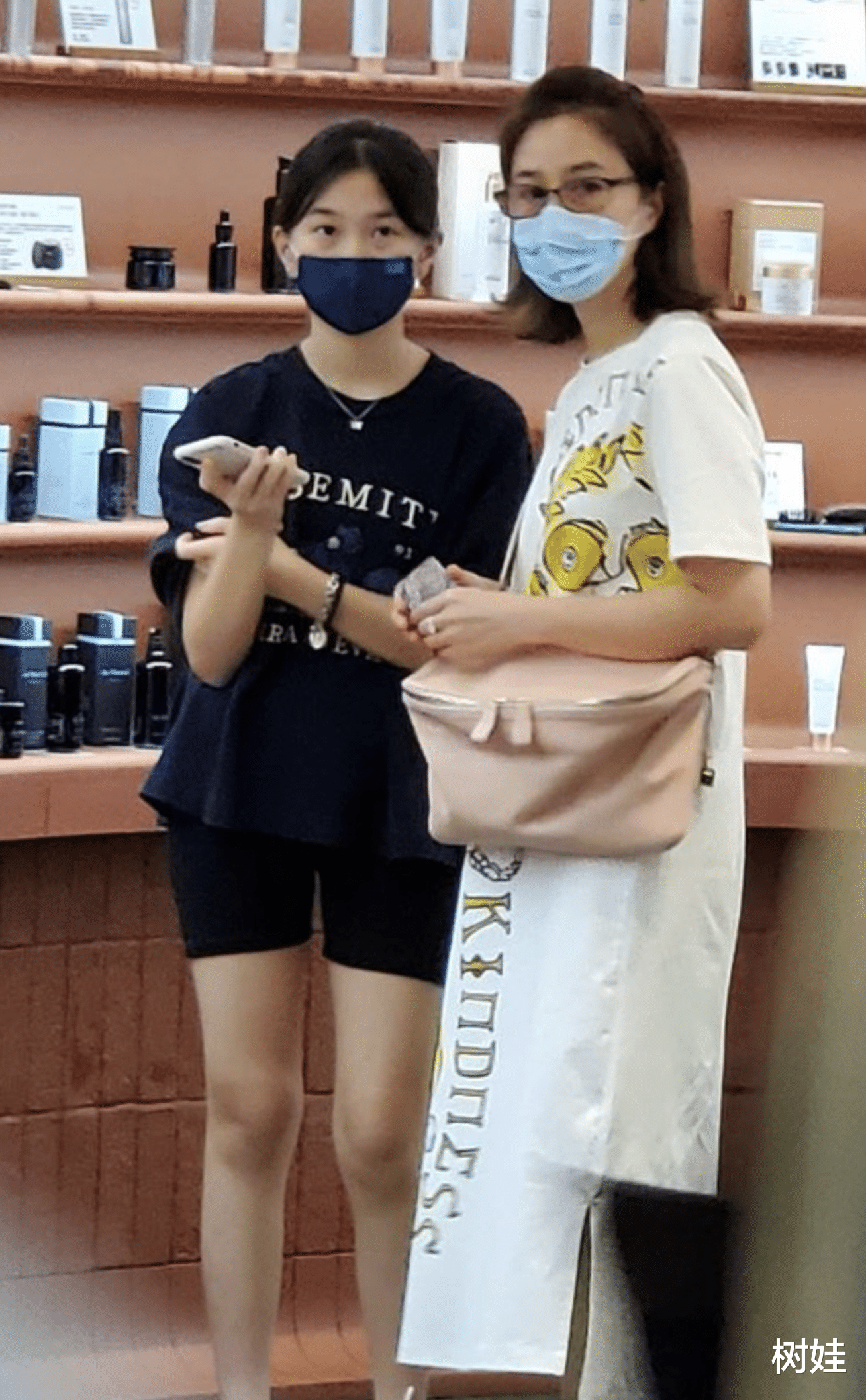 关咏荷|张家辉携妻女外出享家庭乐，15岁女儿身高瞩目，亭亭玉立像关咏荷