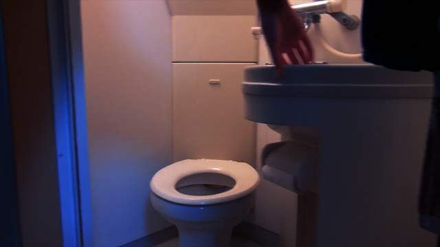 女孩蜗居在8平方米公寓里，生活设施一应俱全，月租3800贵吗？