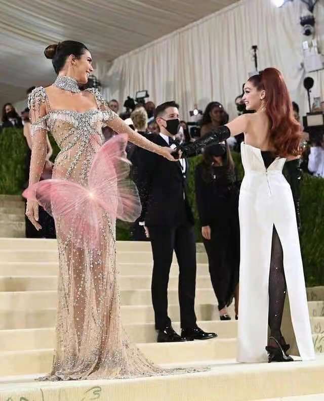 全球时尚风行|肯豆派对新造型更美啦!穿蝴蝶结红裙秀长腿,罕见涂大红唇好吸睛