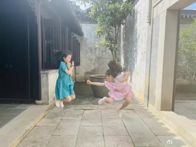 马伊琍|马伊琍公开7岁女儿私照：你怎么把孩子教成这样了？