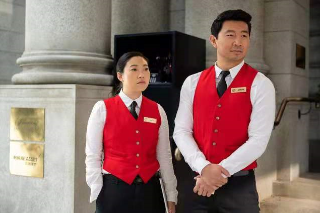 权志龙|《尚气》海外票房大爆，却充满傲慢偏见，不引进不上映真是太对了！