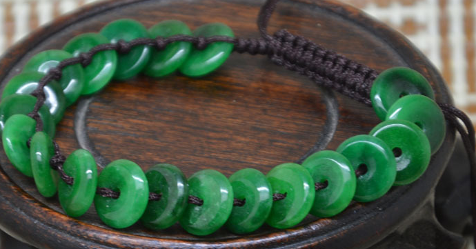 翡翠|市面上常见的素面翡翠，款式有很多，价值也是比较高的