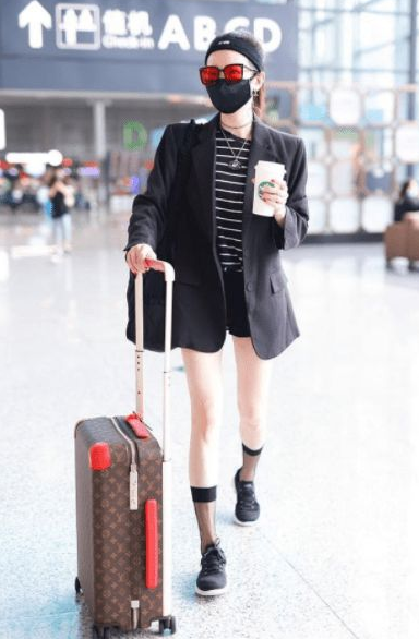 昭通机场|娇小美女陈小纭，私服穿搭好适合自己，尽显甜美气息