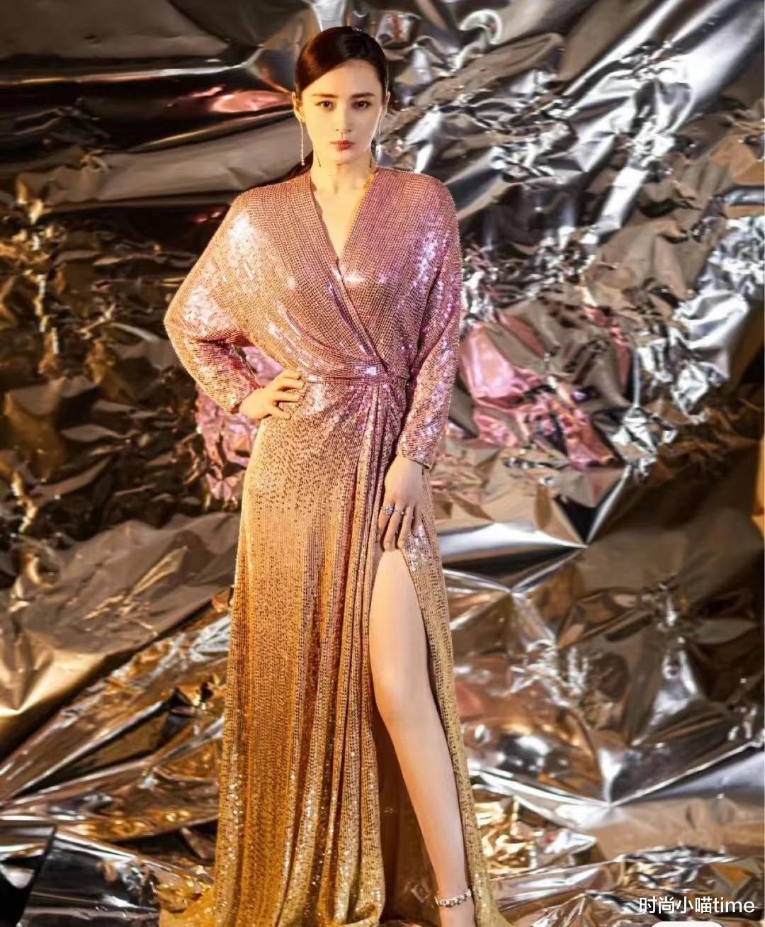 海清|46岁蒋勤勤太有心机！穿高叉裙大秀美腿，刻意秀身材秒杀孙俪