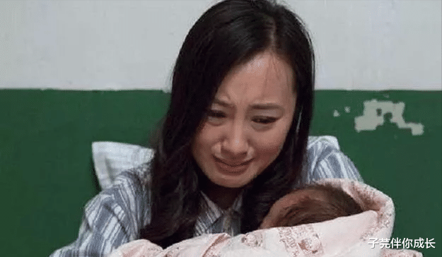 子芫伴你成长 孩子1岁发现非亲生，暴露真相后女子下跪哭诉：都是上网惹的祸