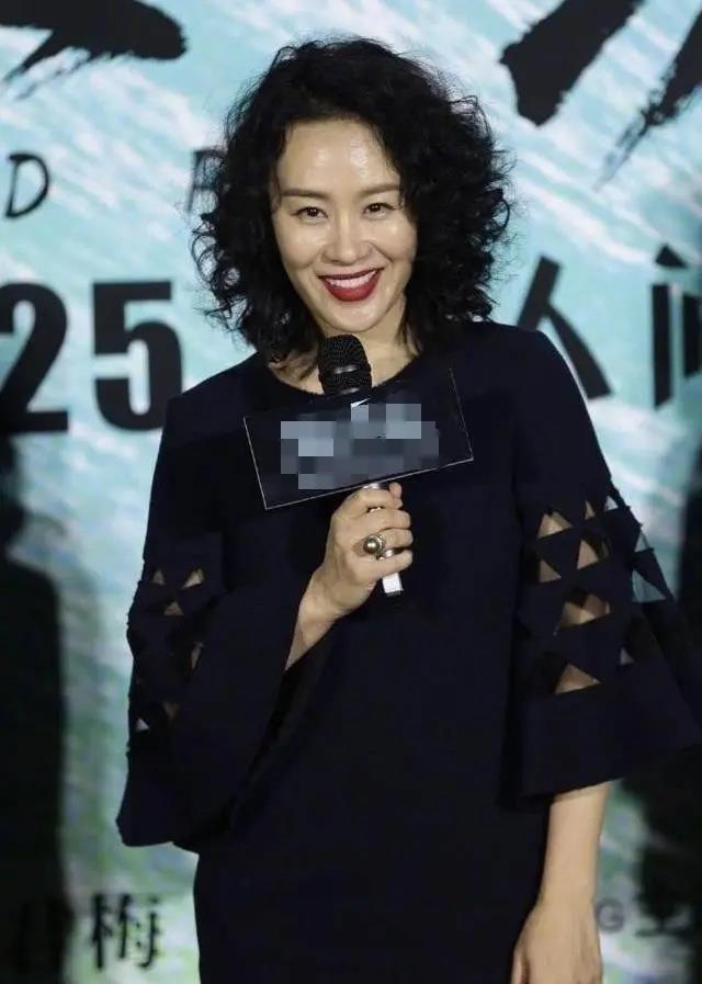 发型|邬君梅真是“国际脸”，穿喇叭袖连衣裙很优雅，换个发型更减龄