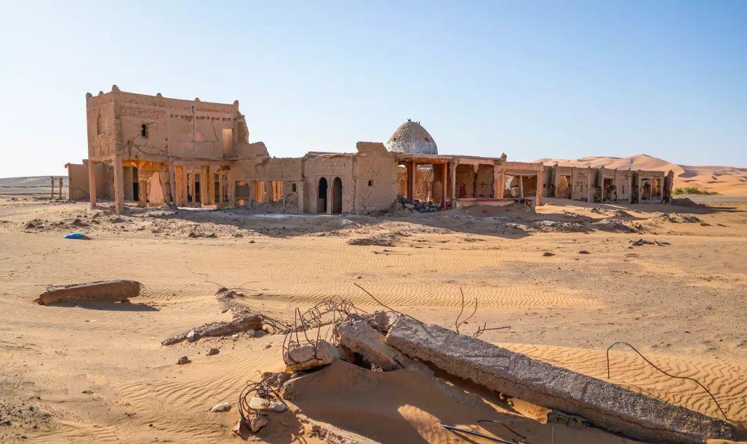 塔克拉玛干沙漠 中国沙漠深处的小镇，藏着2万多人正常生活，医院，邮局一应俱全