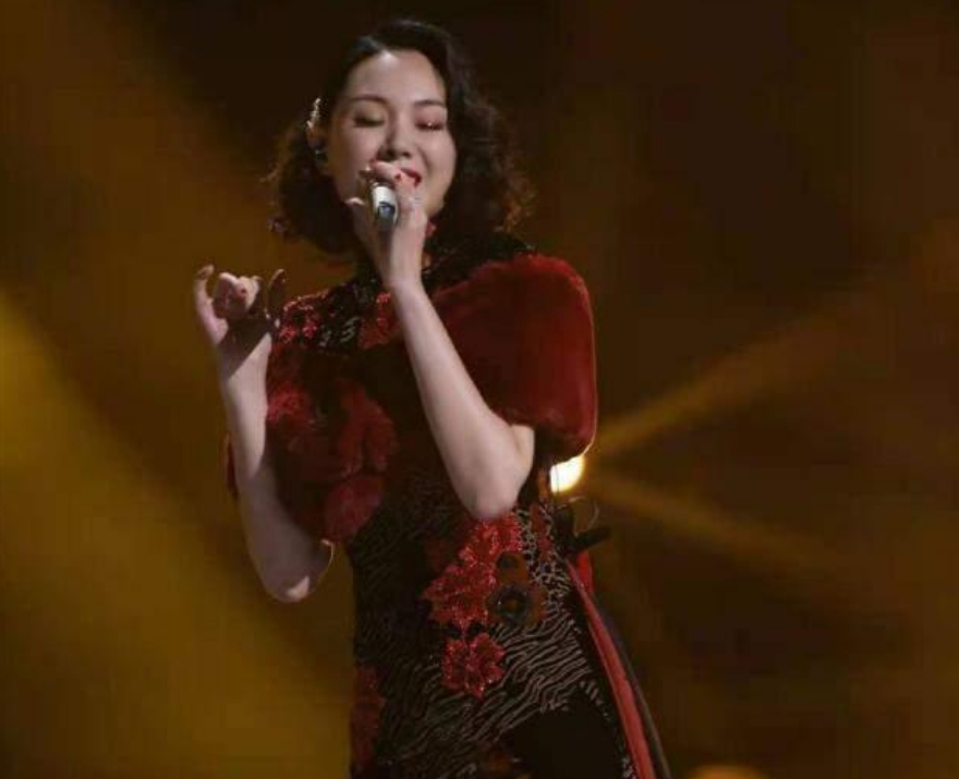 香菜|43岁程莉莎真富态，穿一身丝绒旗袍高贵典雅，就是发型有点老气