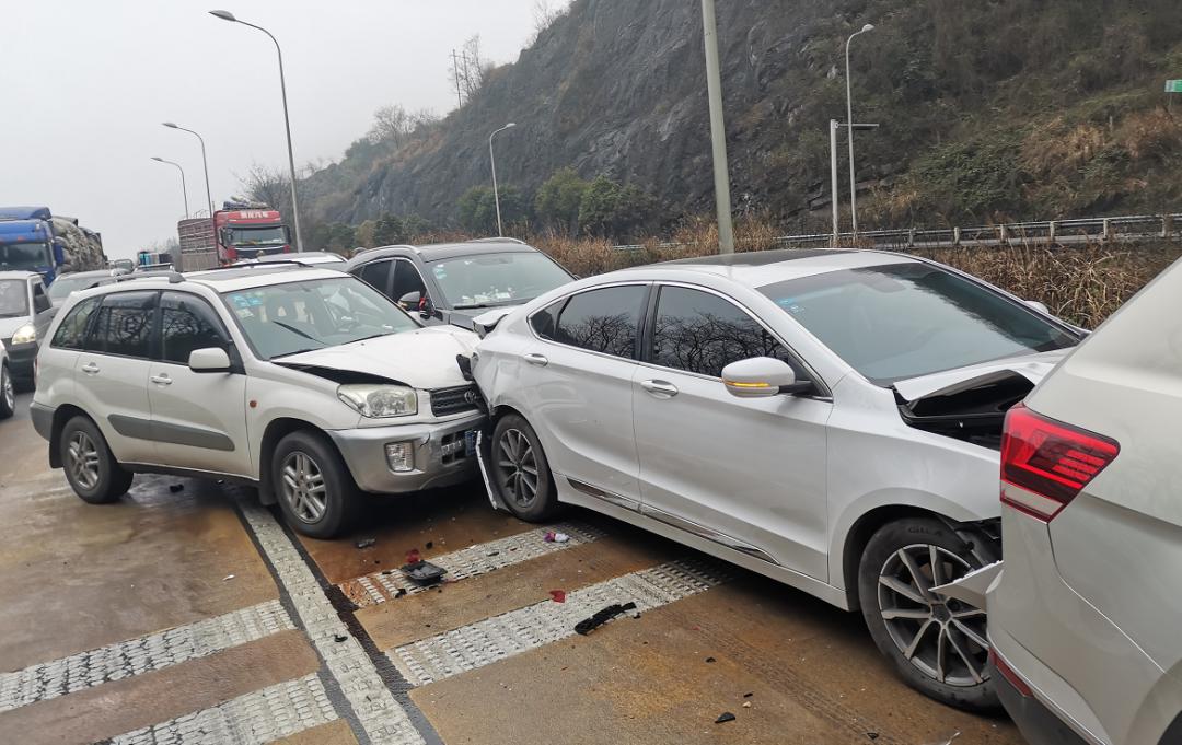 天下未来车 前车强行加塞,后车故意撞上去责任归谁?