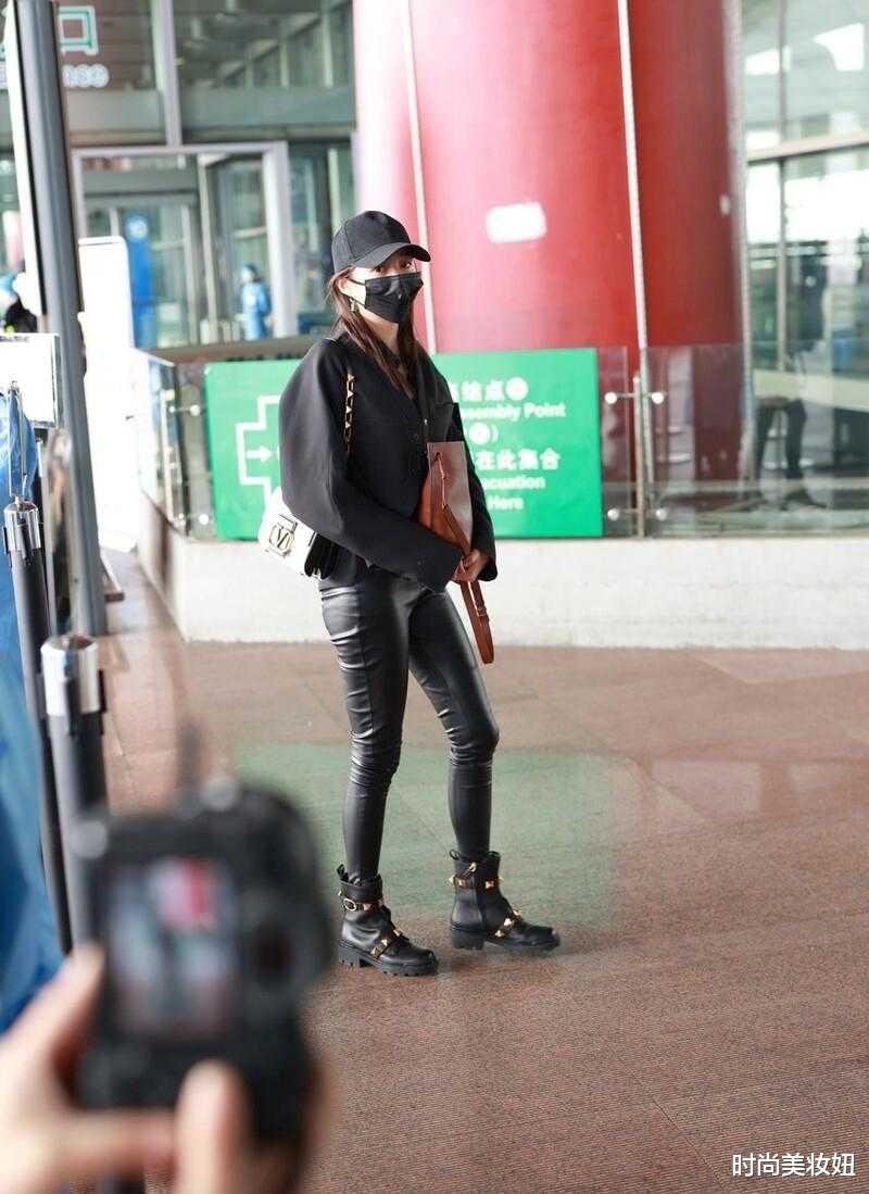 时尚美妆妞 关晓彤的腿到底有多细?穿紧身皮裤也撑不满,配衬衫又高又瘦