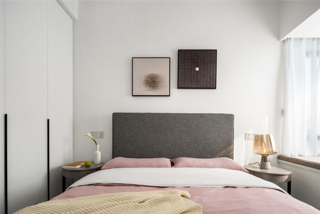 112?? 餐厅边墙设计一排柜体,藏和显结合,白和黑对比