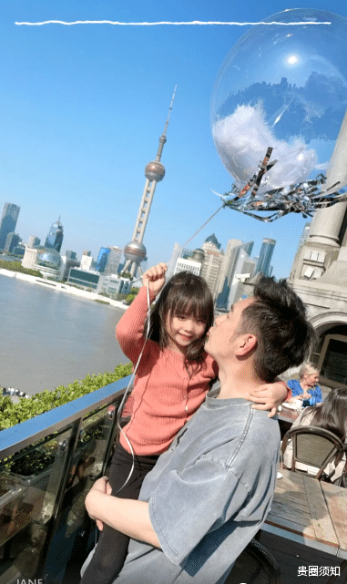 蒋丽莎|蒋丽莎晒一家六口温馨度假美照，4个孩子长大了颜值和气质都超好