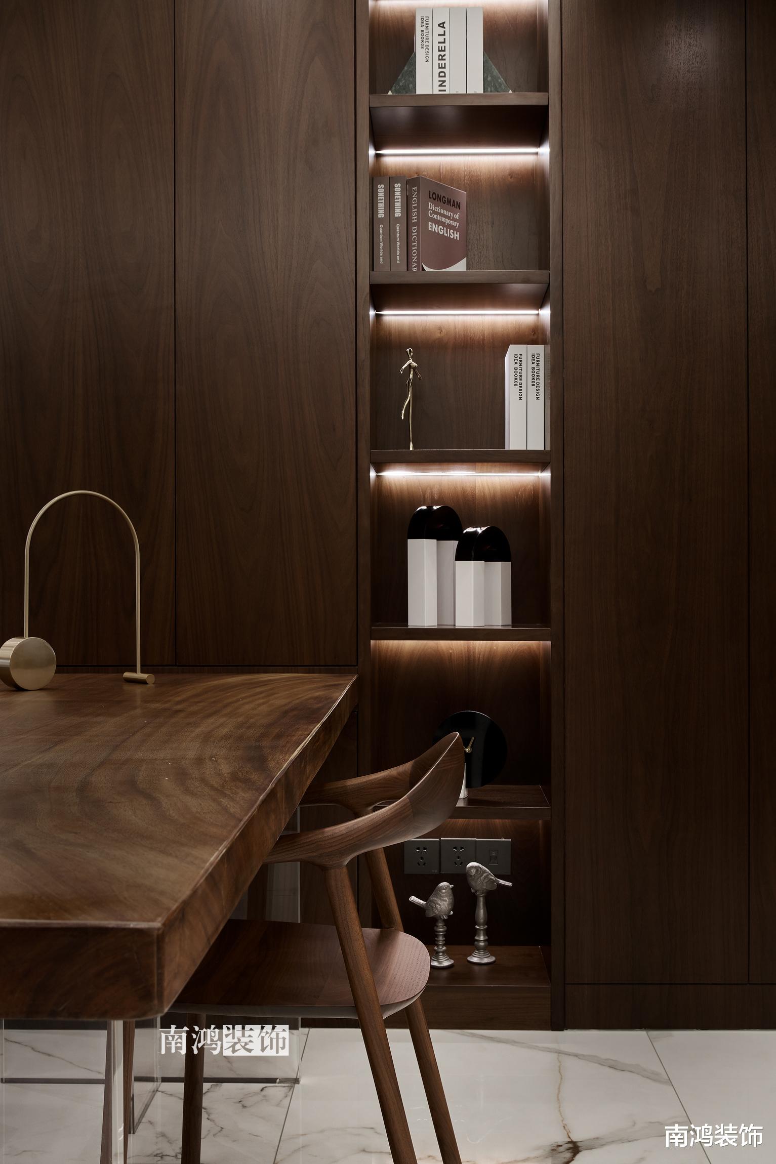 192㎡三室两厅,胡桃木引领潮流,开放式餐厨是真的香!